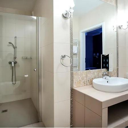 Madelaine Hotel 3*